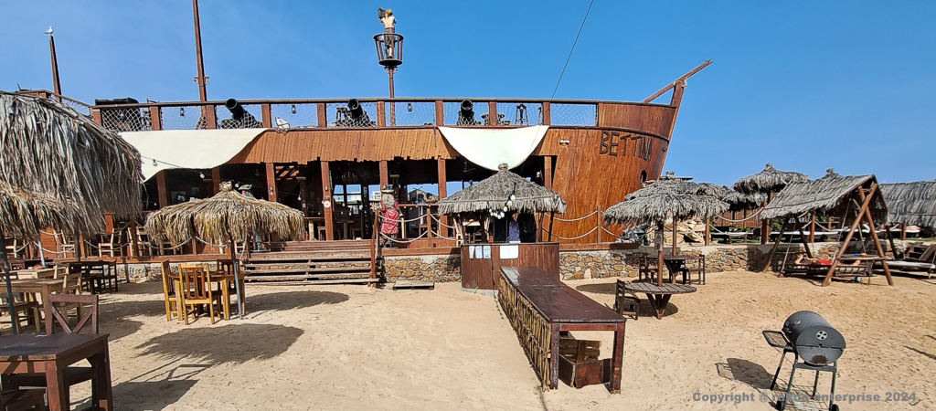 Kapverdische Insel Sal Mitte Restaurant im Stil eines Piratenschiffes